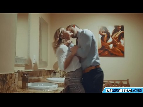 ❤️ ווען אַ באַסטי בלאָנדע סידוס איר אין אַ ציבור אָפּטריט ️ פּאָרן ווידעא ביי אונדז ❌️